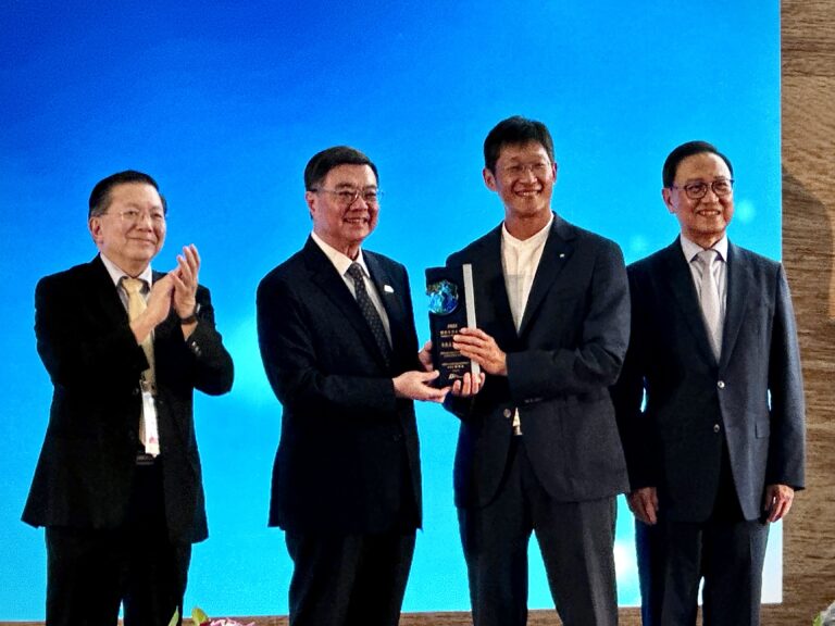 行政院長卓榮泰親自頒獎予永笙生技執行長李冬陽